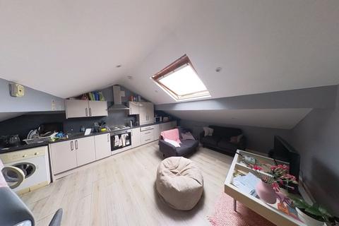 3 bedroom flat to rent, Victoria Road, Leeds LS6
