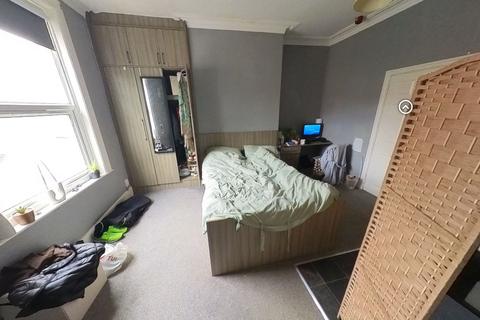 3 bedroom flat to rent, Victoria Road, Leeds LS6