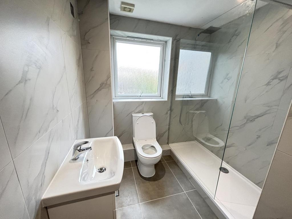 Modern and clean bathroom featuring a spacious ...