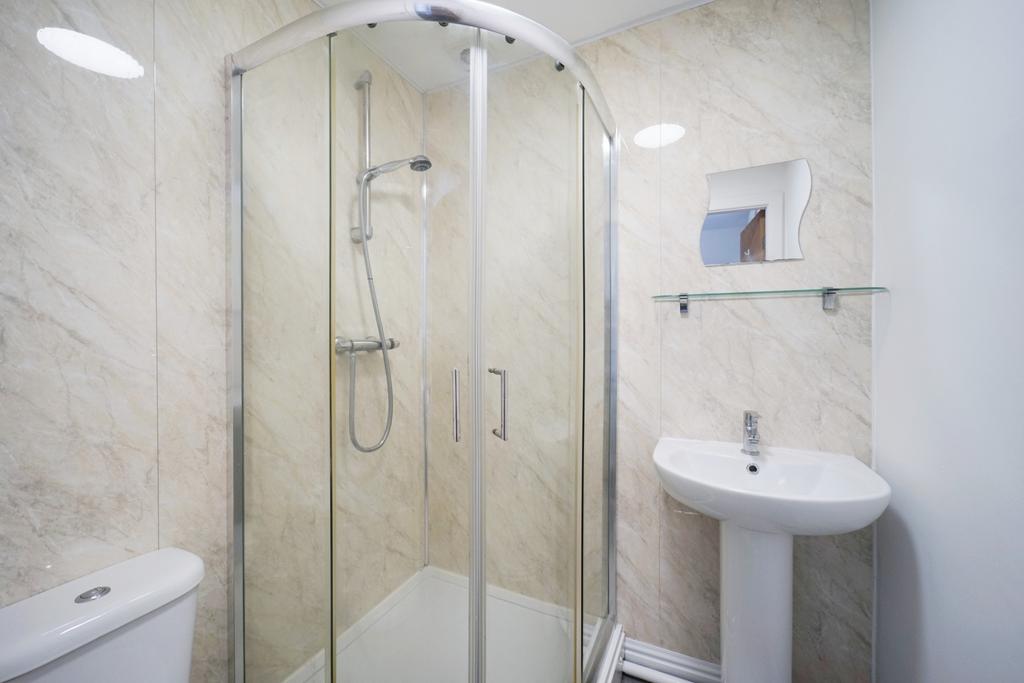 A clean and tidy bathroom featuring a spacious ...