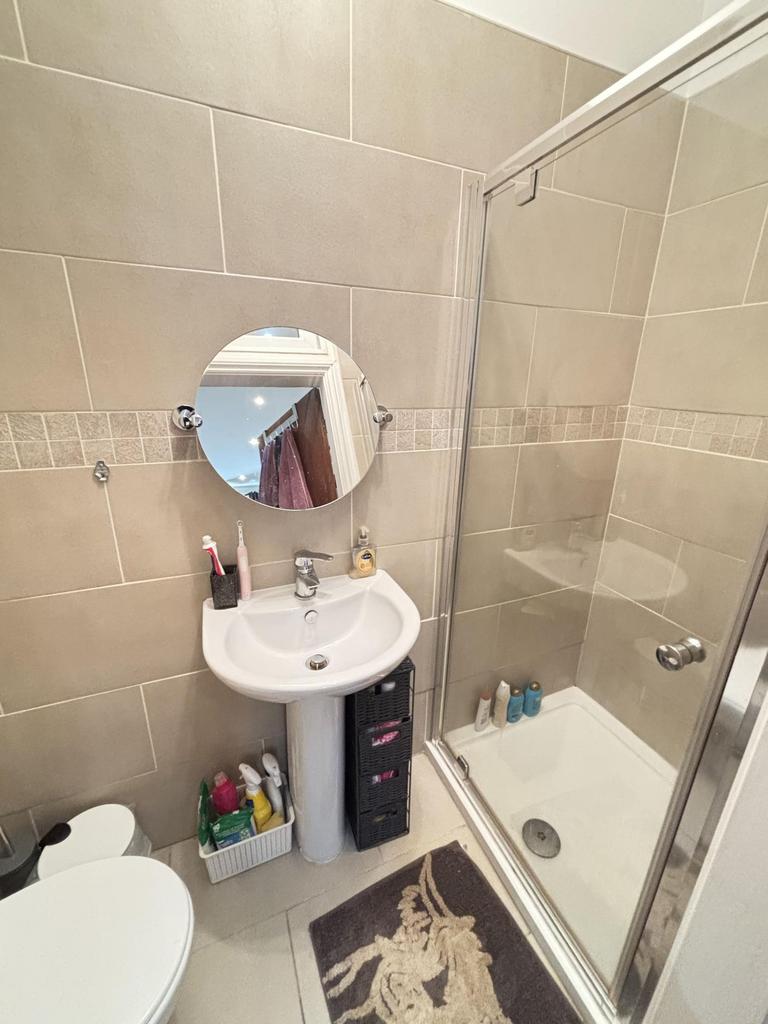 A clean and bright bathroom featuring a spheric...