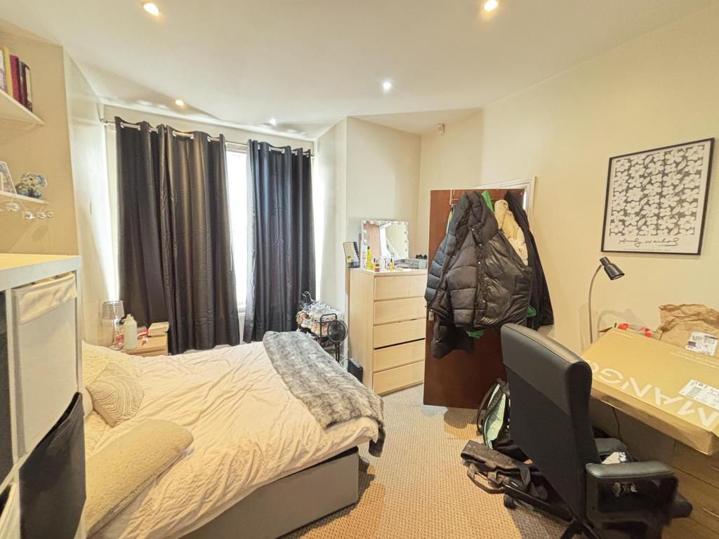 A cozy bedroom featuring a double bed with plen...