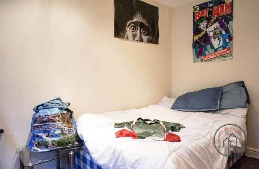 Cozy bedroom featuring a neatly made double bed...
