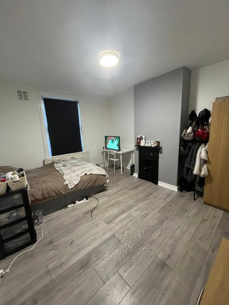 A cozy bedroom featuring a double bed positione...
