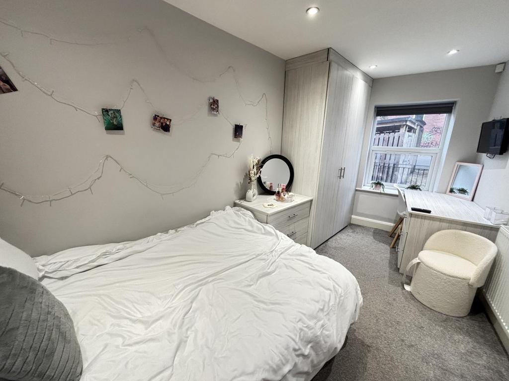 A cozy bedroom featuring a double bed, with goo...