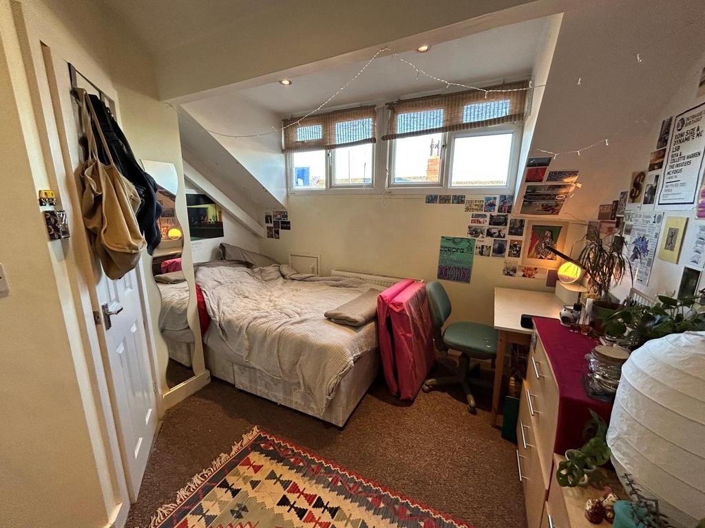 A cozy bedroom featuring a comfortable double b...