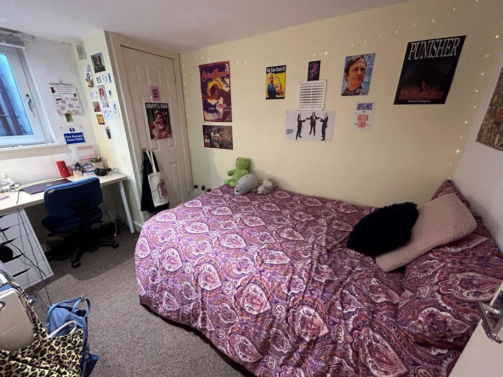 A cozy double bedroom featuring a comfortable b...
