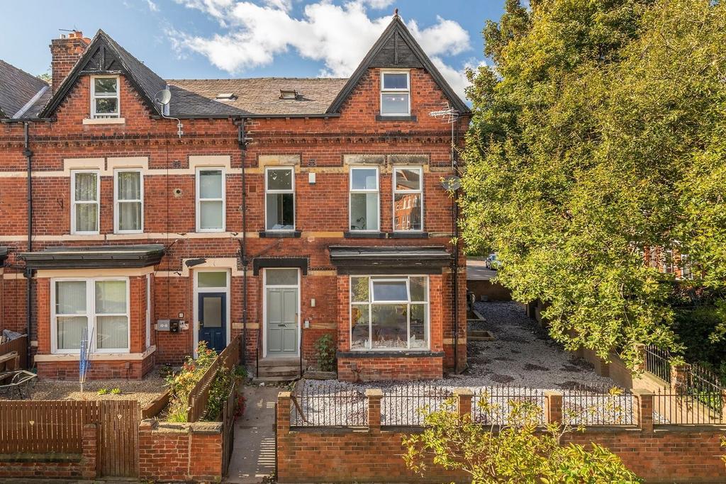 A charming suburban house with a well-maintaine...