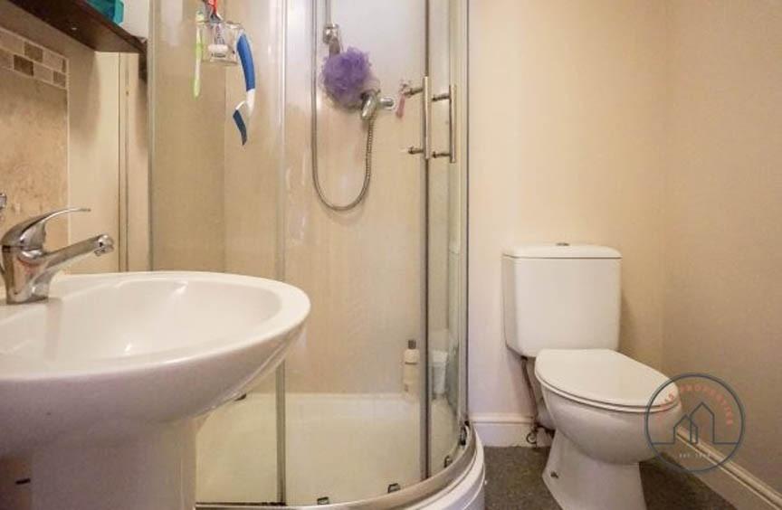 A tidy bathroom suite featuring a shower enclos...