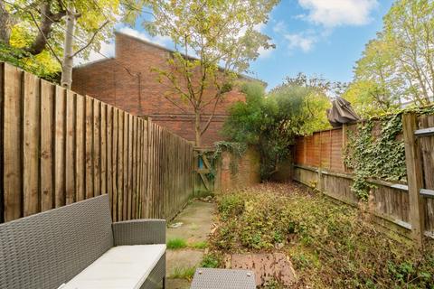 98 Partington Close, London, N19 3DZ