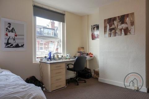 4 bedroom house to rent, Hessle View, Leeds LS6