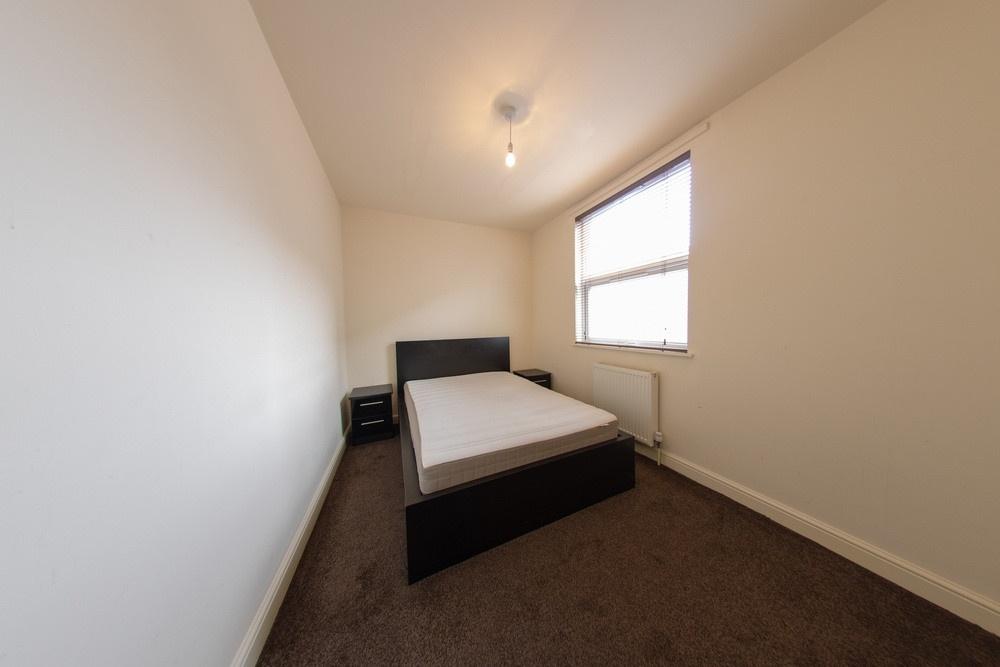A bright and tidy single bedroom with a double ...