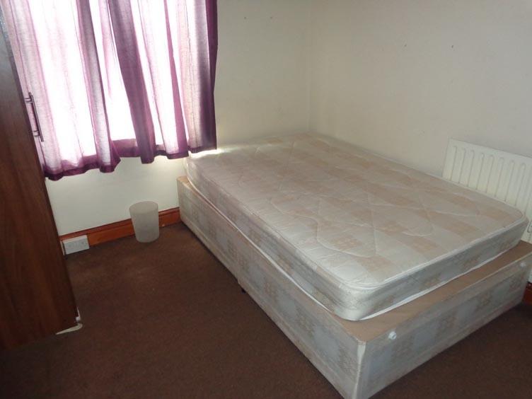 A well-maintained double bedroom featuring a co...