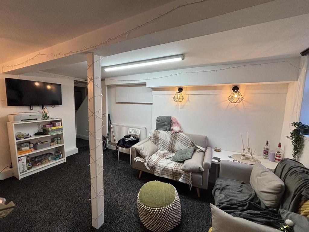 A cozy and well-maintained living room featurin...