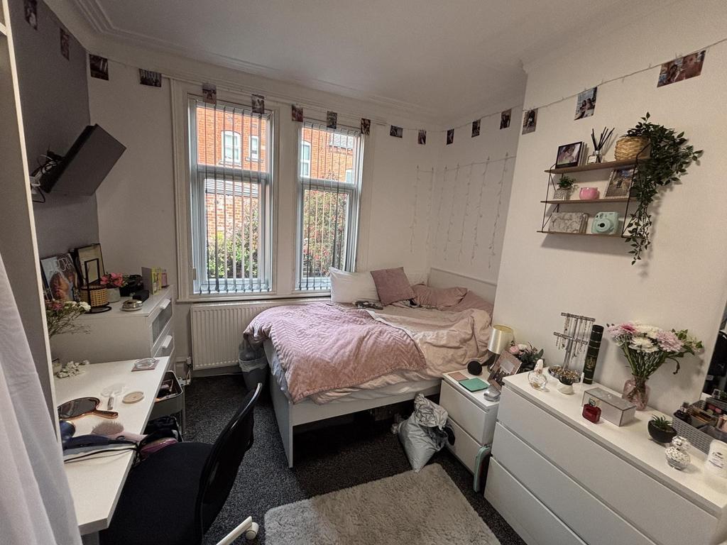 A cozy double bedroom featuring a comfortable b...