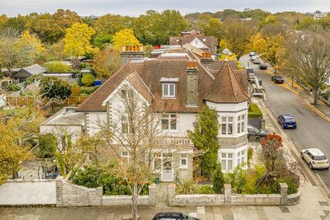 6 bedroom detached house to rent, St. James's Avenue, Hampton Hill TW12