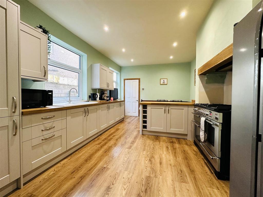 Kitchen 2.jpg