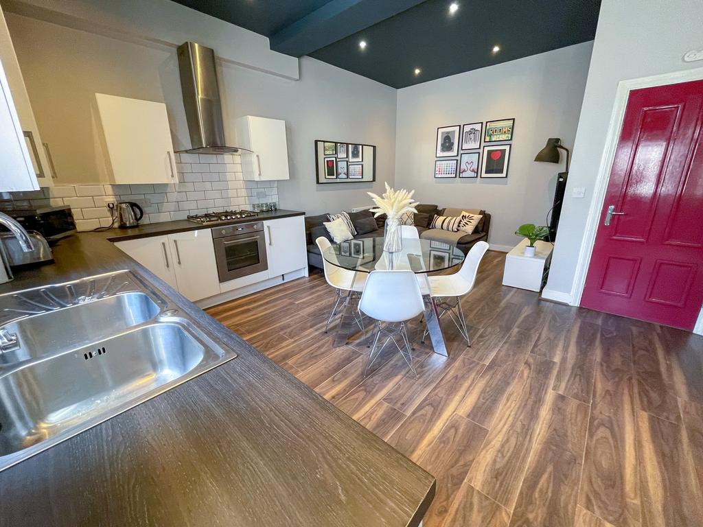 4 Esher Road10