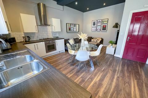 6 bedroom terraced house to rent, Esher Road, L6 6DF,