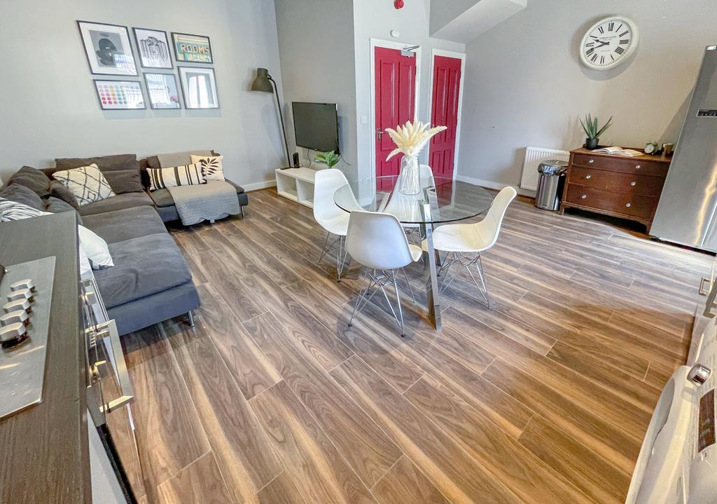 4 Esher Road12