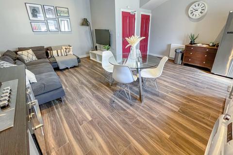 6 bedroom terraced house to rent, Esher Road, L6 6DF,