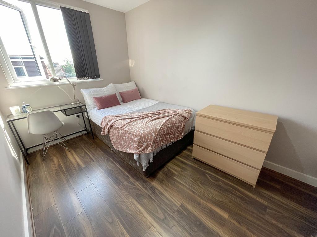 4 Esher Road13