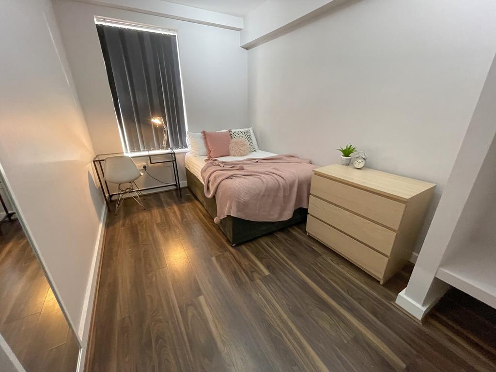 4 Esher Road14