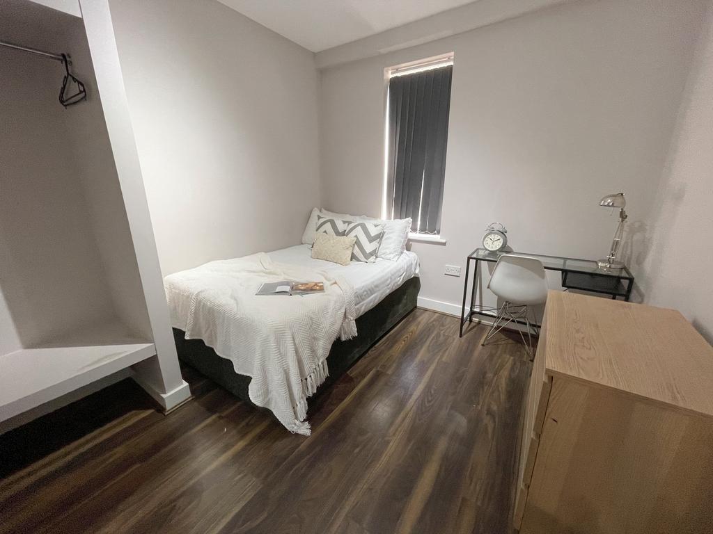 4 Esher Road15