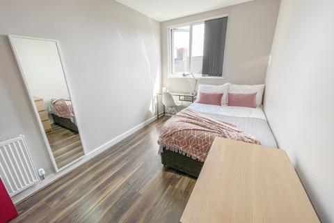 6 bedroom terraced house to rent, Esher Road, L6 6DF,