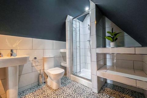 6 bedroom terraced house to rent, Esher Road, L6 6DF,
