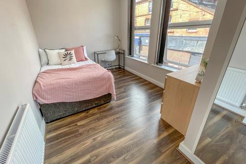 6 bedroom terraced house to rent, Esher Road, L6 6DF,