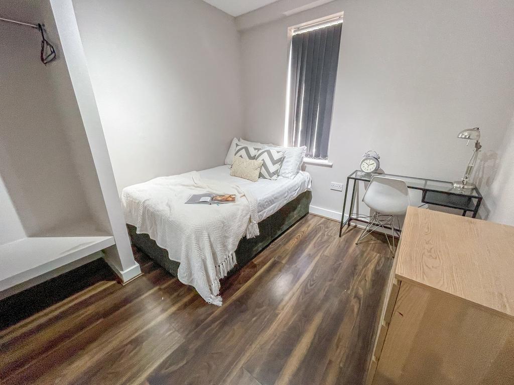4 Esher Road6