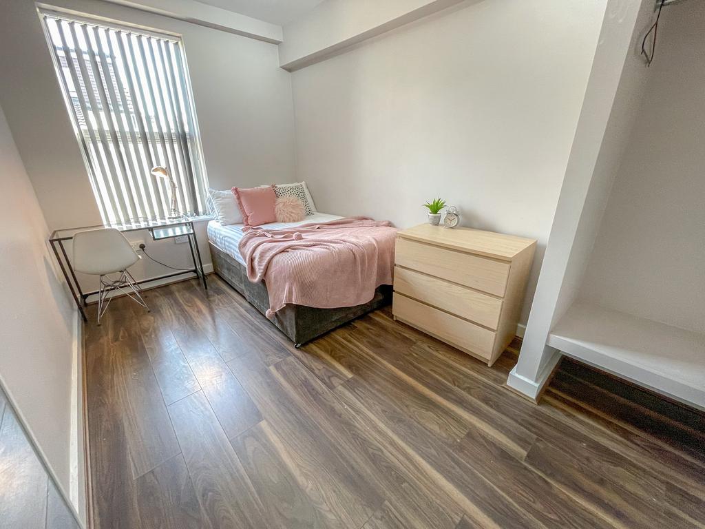 4 Esher Road7