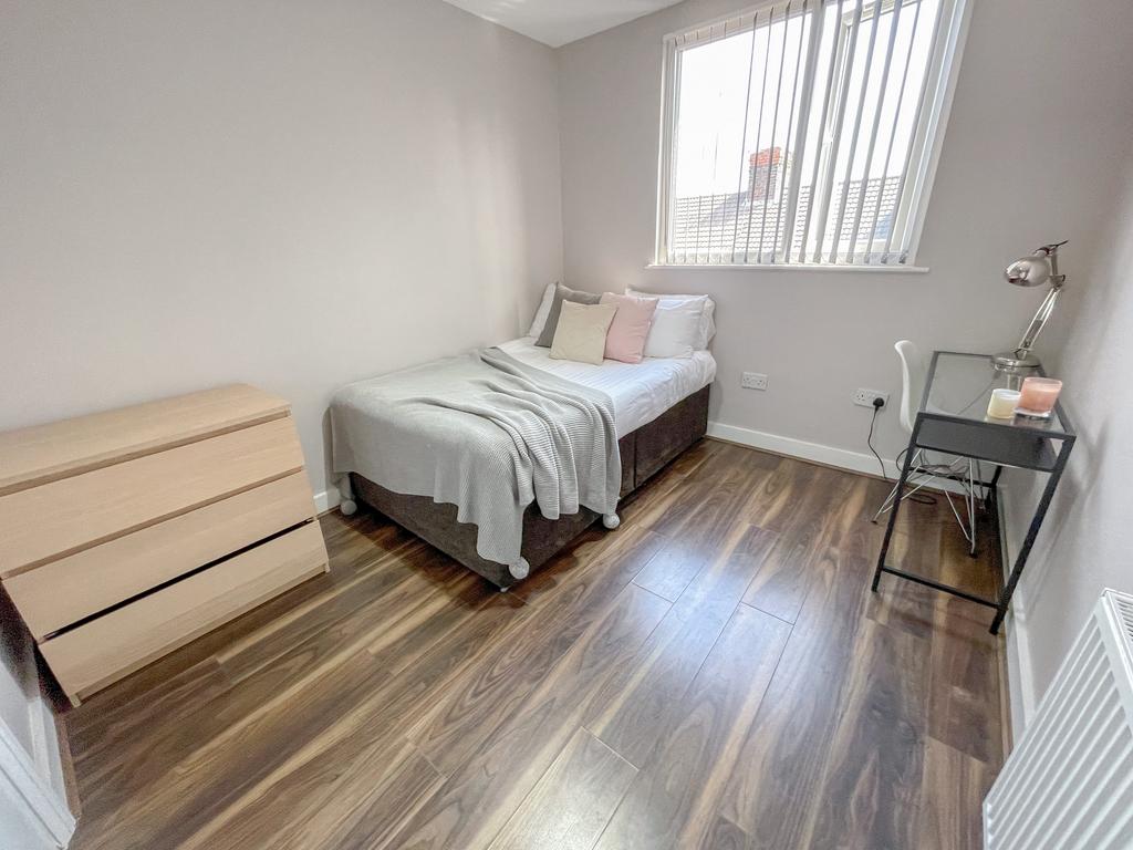 4 Esher Road8
