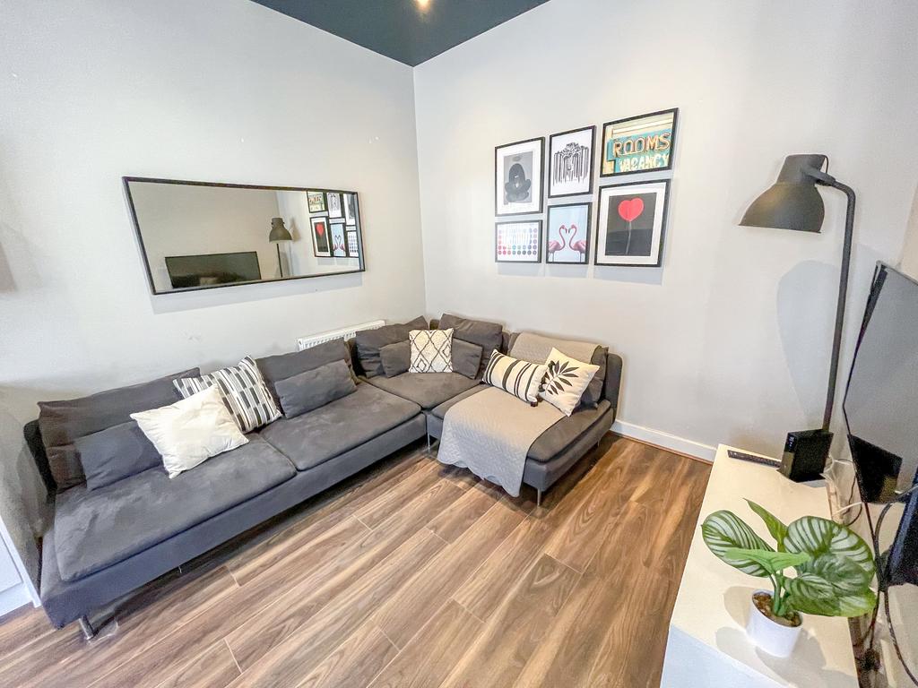 4 Esher Road11