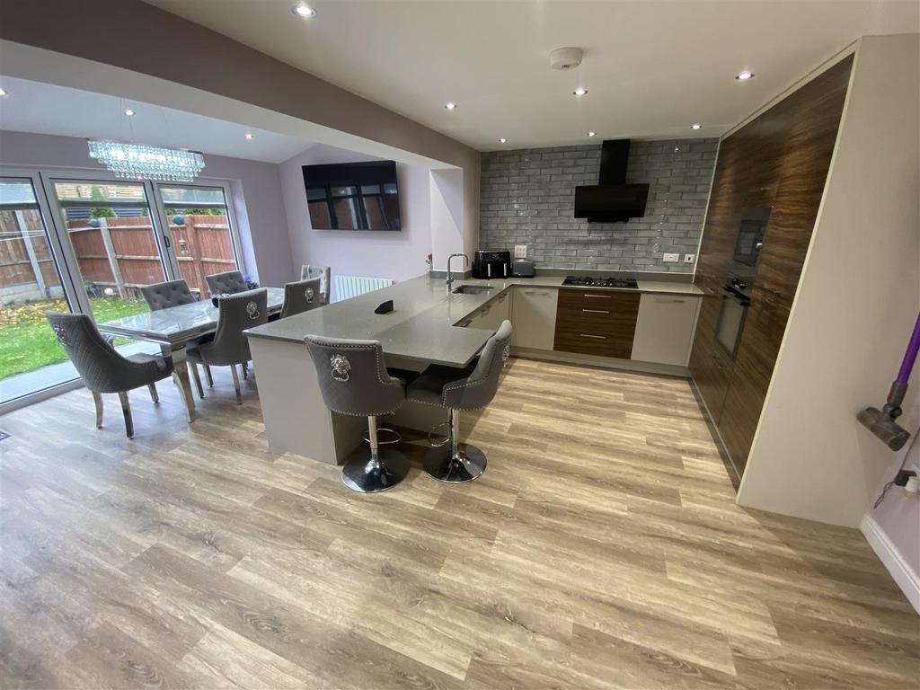 Open Plan Kitchen &amp; Living Area