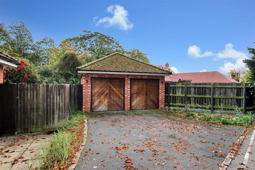 Double Garage.JPG