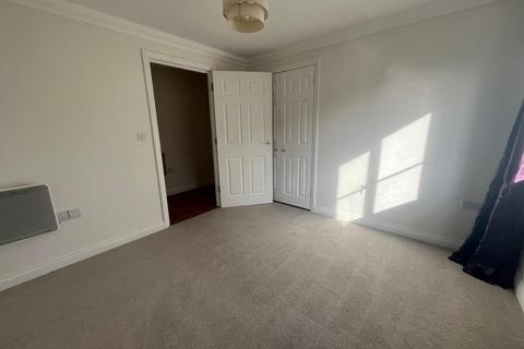 2 bedroom flat to rent, Vicarage Court, Shrub End Road, Colchester CO3