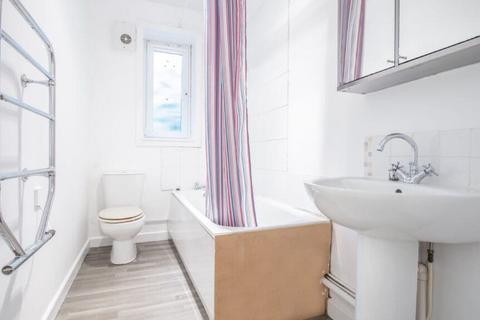 Studio to rent, 0097L West Pilton Park, Edinburgh, EH4 4EE