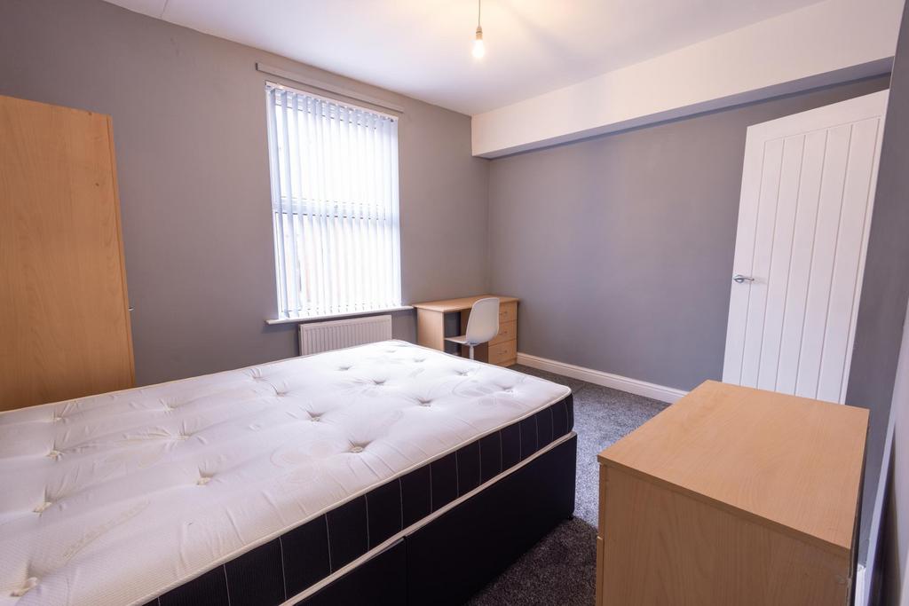 Bright, simply furnished double bedroom with a ...