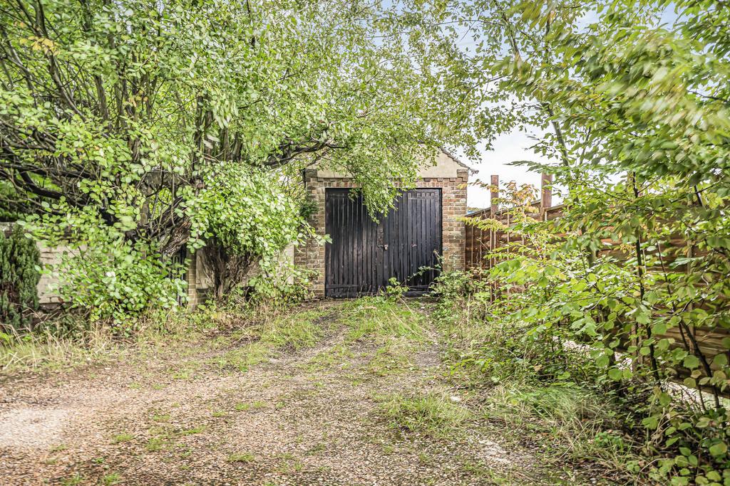 Plot/garage