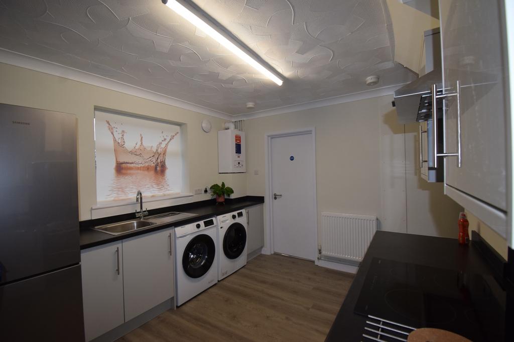Kitchen 2.JPG