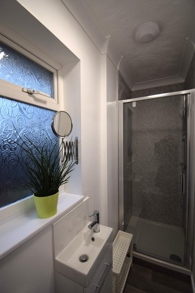 Shower room 2.JPG