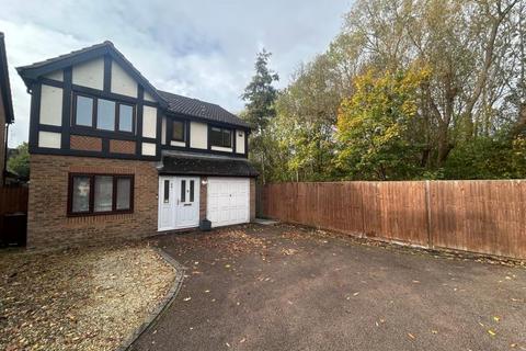 4 bedroom terraced house to rent, Gatley Drive, Guildford GU4