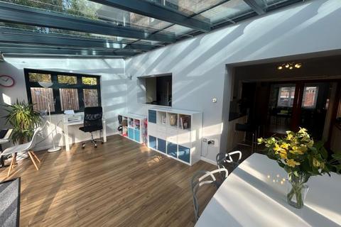 4 bedroom terraced house to rent, Gatley Drive, Guildford GU4