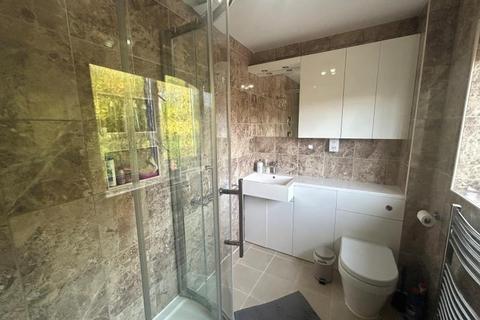4 bedroom terraced house to rent, Gatley Drive, Guildford GU4