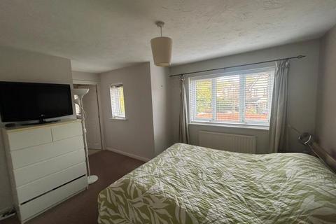 4 bedroom terraced house to rent, Gatley Drive, Guildford GU4