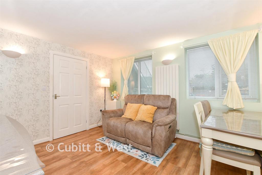 Lounge/Dining Area
