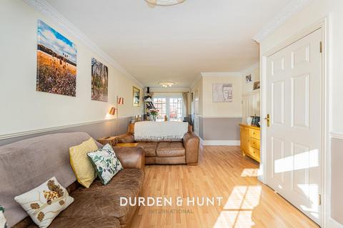 3 bedroom end of terrace house for sale, Hannards Way, Hainault IG6