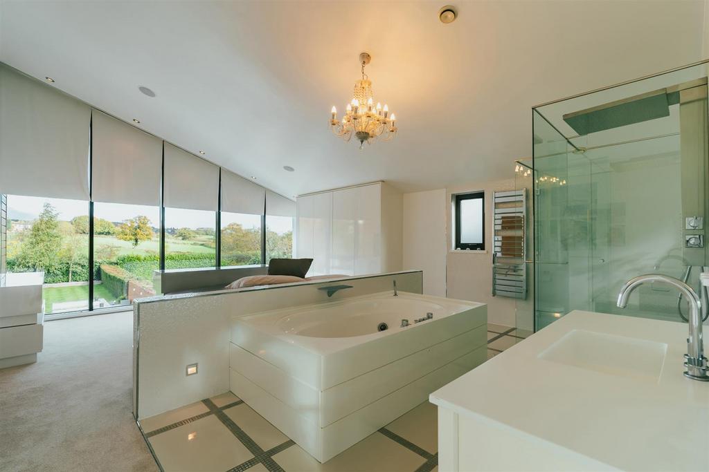 Master En-Suite Bathroom